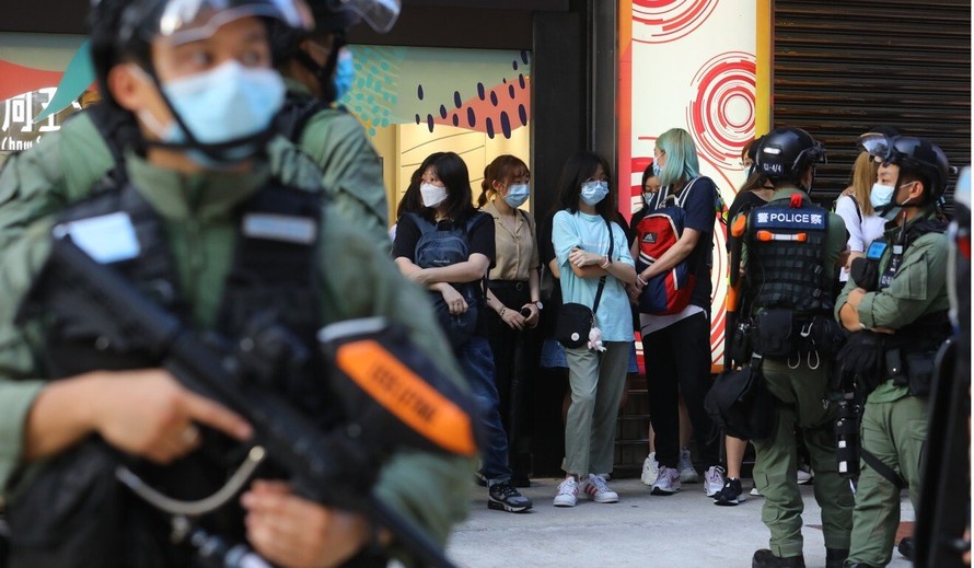 Người biểu tình bị bắt giữ ở Hong Kong. Ảnh: SCMP