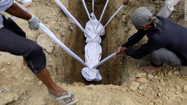 Một người tử vong vì COVID-19 được chôn cất ở Ấn Độ. Ảnh: Reuters