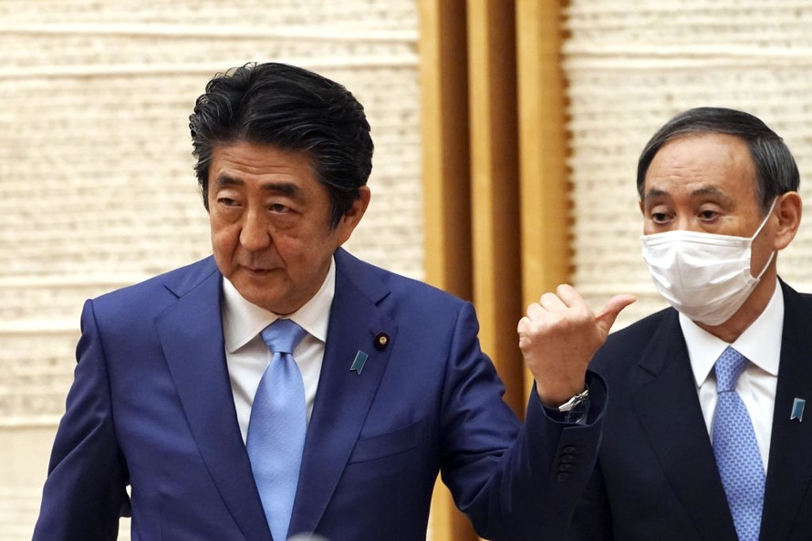 Ông Shinzo Abe (trái) và ông Yoshihide Suga (phải). Ảnh: AP
