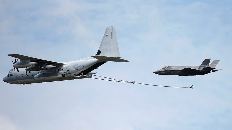 Ảnh tư liệu: KC-130J tiếp nhiên liệu cho F-35B trong buổi trình diễn ở Anh. Ảnh: Reuters