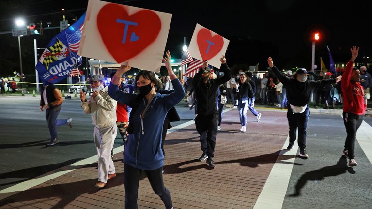 Những người ủng hộ ông Trump tập trung bên ngoài bệnh viện Walter Reed. Ảnh: Reuters