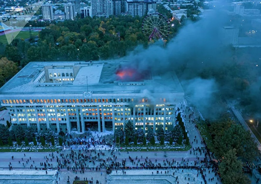 Người biểu tình phóng hỏa Nhà Trắng ở thủ đô Bishkek của Kyrgyzstan. Ảnh: Sputnik