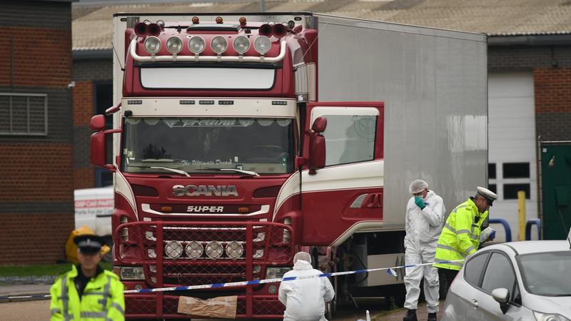 Chiếc xe tải đông lạnh được phát hiện ở Purfleet (Essex, Anh). Ảnh: AP