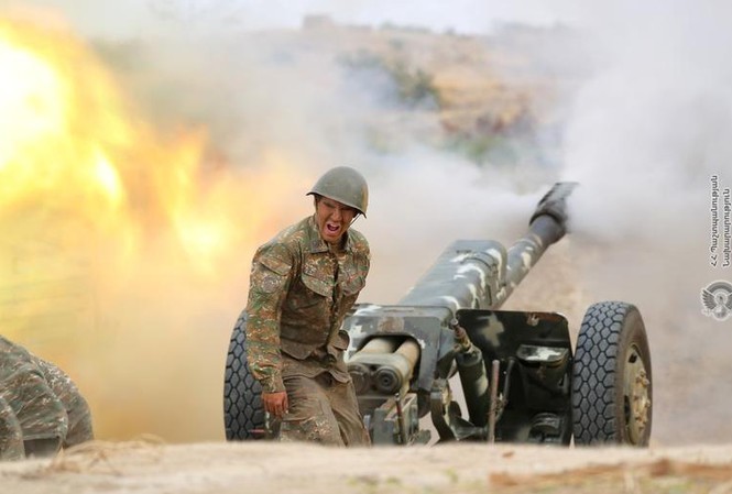 Binh sĩ Armenia nã pháo về phía Azerbaijan hôm 29/9. Ảnh: Reuters