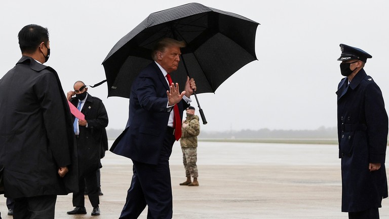 Tổng thống Mỹ Donald Trump lên đường đến cuộc vận động ở bang Florida. Ảnh: Reuters