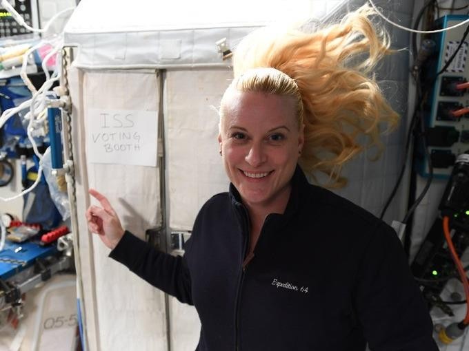 Kathleen Rubins bỏ phiếu từ trạm ISS. Ảnh: NASA