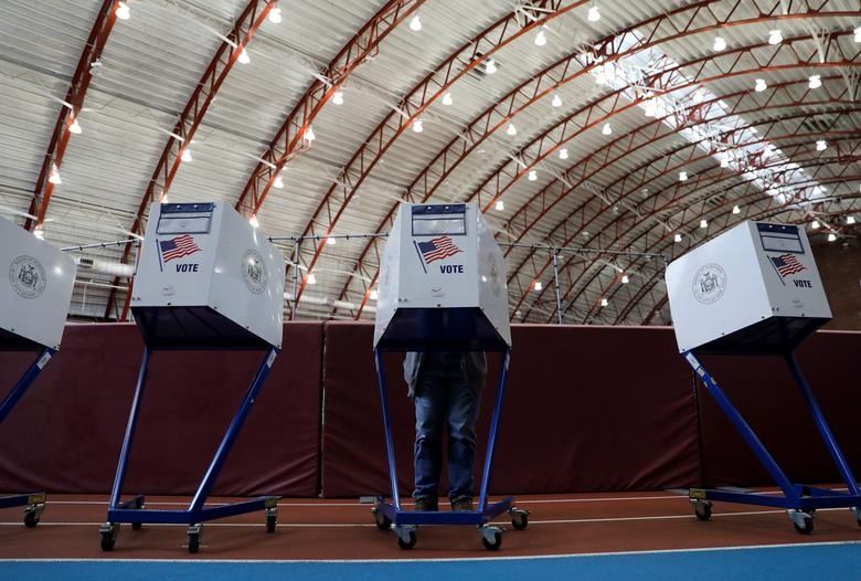 Cử tri đi bỏ phiếu sớm ở New York. Ảnh: Reuters