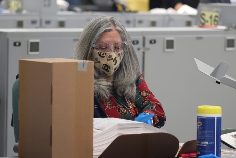 Nhân viên kiểm phiếu ở California. Ảnh: Reuters