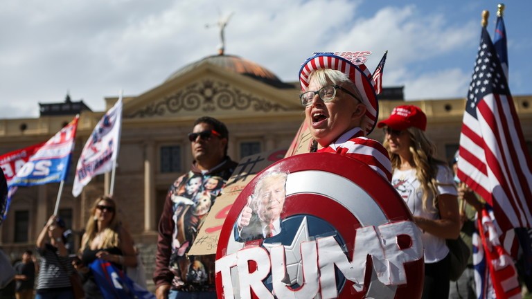 Người ủng hộ ông Trump tham gia cuộc biểu tình "Ngừng gian lận bầu cử" ở Phoenix (bang Arizona). Ảnh: Reuters