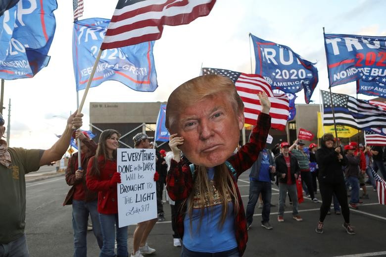 Người ủng hộ ông Trump biểu tình yêu cầu kiểm phiếu minh bạch ở Phoenix (bang Arizona). Ảnh: Reuters