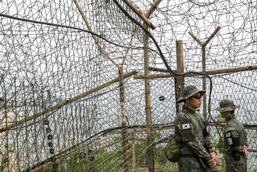 Hàng rào dây thép gai trên biên giới Hàn Quốc - Triều Tiên. Ảnh: Bloomberg