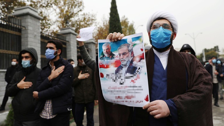 Người dân Iran biểu tình phản đối vụ ám sát chuyên gia hạt nhân Mohsen Fakhrizadeh. Ảnh: Reuters