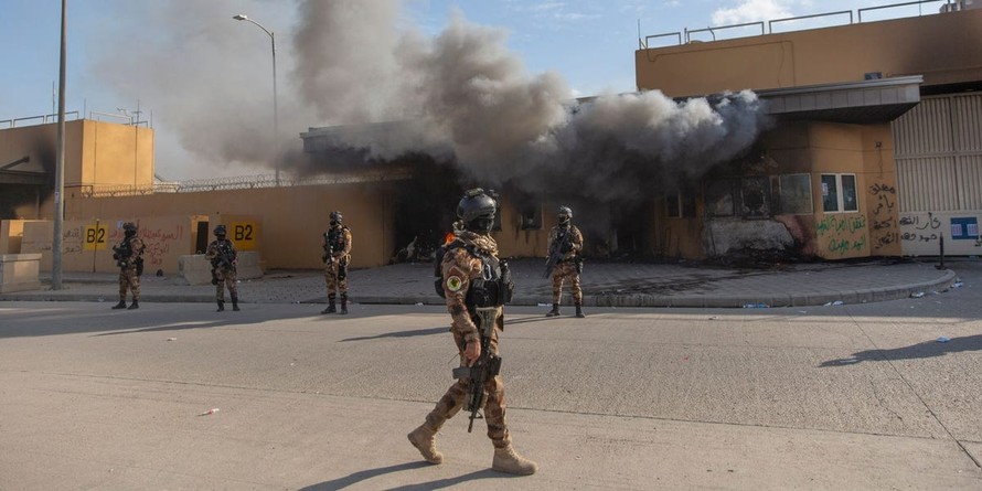 Binh sĩ Iraq được triển khai trước Đại sứ quán Mỹ ở Baghdad. Ảnh: AP