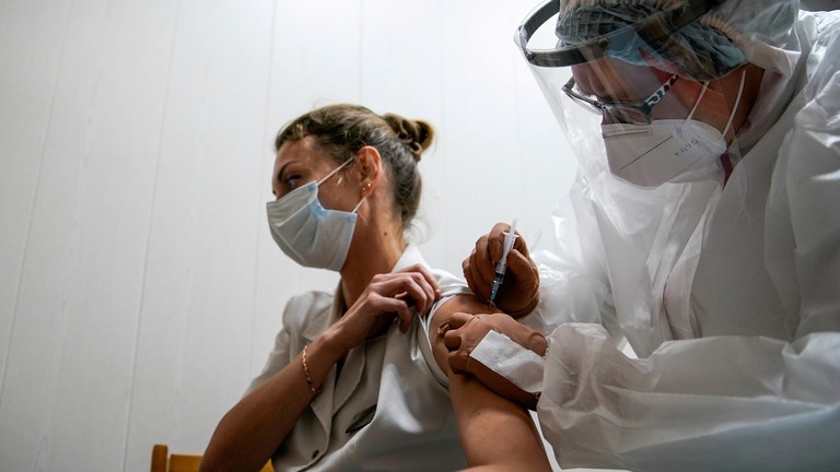 Một nhân viên y tế Nga tiêm vắc-xin COVID-19 ngày 12/10. Ảnh: Reuters