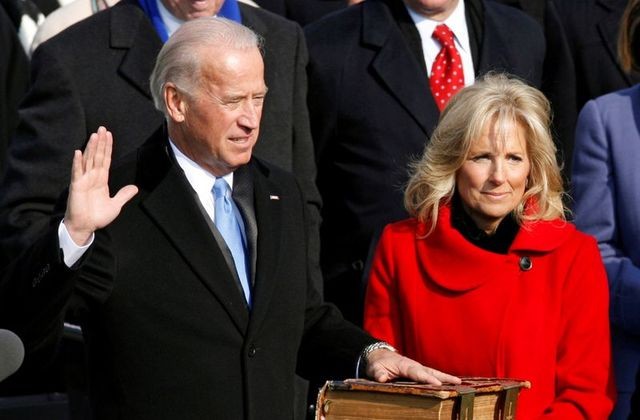 Ông Joe Biden tuyên thệ nhậm chức Phó Tổng thống ngày 20/1/2009, dưới thời Tổng thống Barack Obama. Ảnh: Reuters