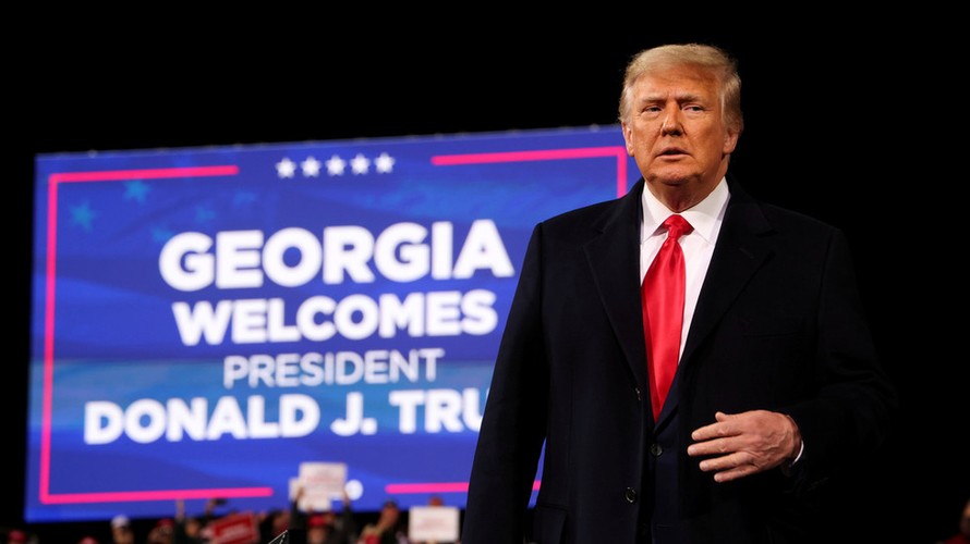 Ông Trump đến bang Georgia ngày 5/12. Ảnh: Reuters