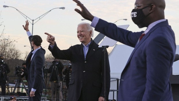 Ông Joe Biden cùng 2 ứng viên Thượng nghị sĩ bang Georgia. Ảnh: Bloomberg