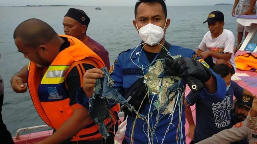 Lực lượng cứu hộ tìm thấy mảnh vỡ máy bay. Ảnh: RT