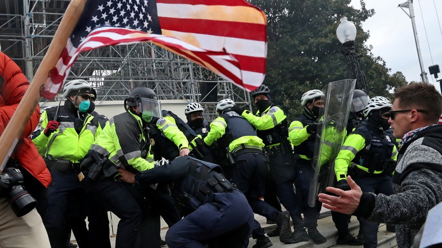 Cảnh sát đối đầu với người biểu tình ngày 6/1 trên Điện Capitol. Ảnh: Reuters