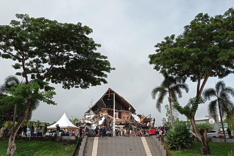 Một công trình bị hư hại trong trận động đất sáng 15/1. Ảnh: Reuters