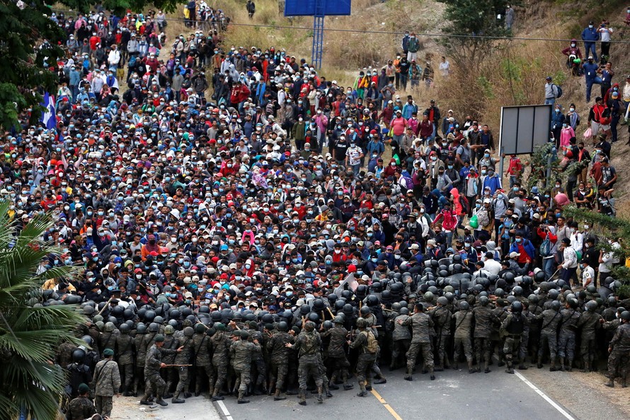 Hàng ngàn người di cư tiến vào Guatemala với hi vọng đến được Mexico để vào Mỹ. Ảnh: Reuters