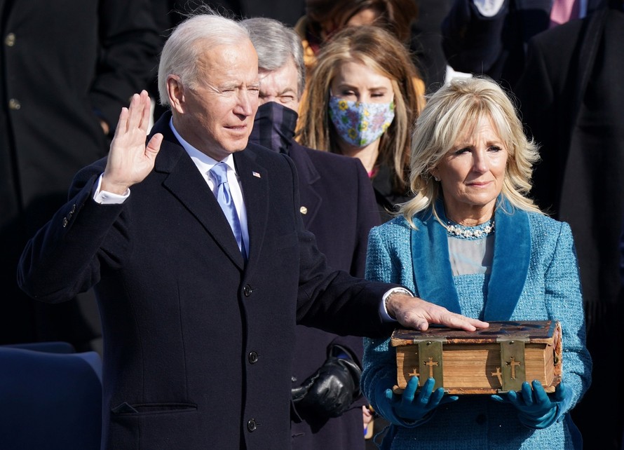 Ông Joe Biden bỏ khẩu trang, tuyên thệ nhậm chức tổng thống Mỹ. Ảnh: Getty