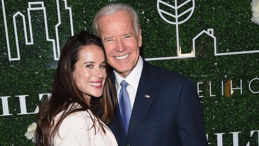 Ông Joe Biden và con gái Ashley. Ảnh: Getty