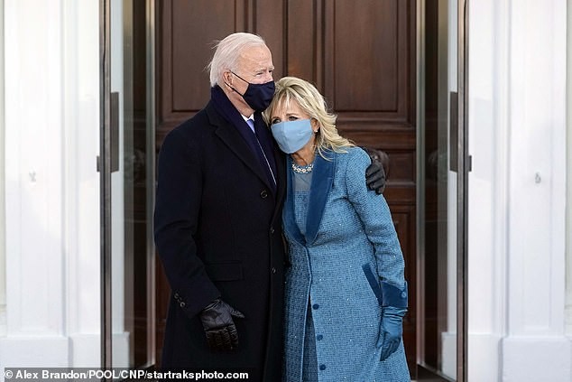 Ông Biden và bà Jill đứng chụp ảnh trước cửa Nhà Trắng sau lễ nhậm chức. 