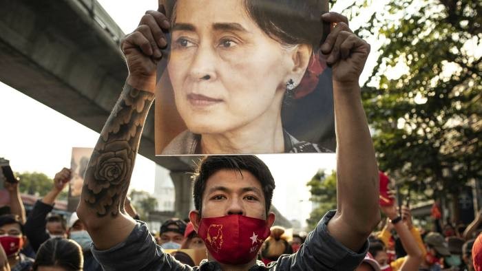 Nhóm người biểu tình phản đối đảo chính Myanmar ở Thái Lan. Ảnh: Bloomberg