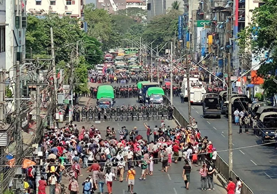 Người dân Myanmar xuống đường biểu tình ngày 6/2 ở Yangon. Ảnh: Reuters