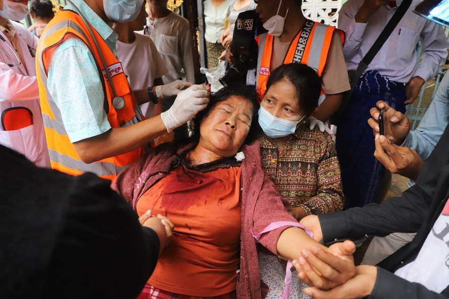 Một phụ nữ bị thương vì trúng đạn. Ảnh: Reuters