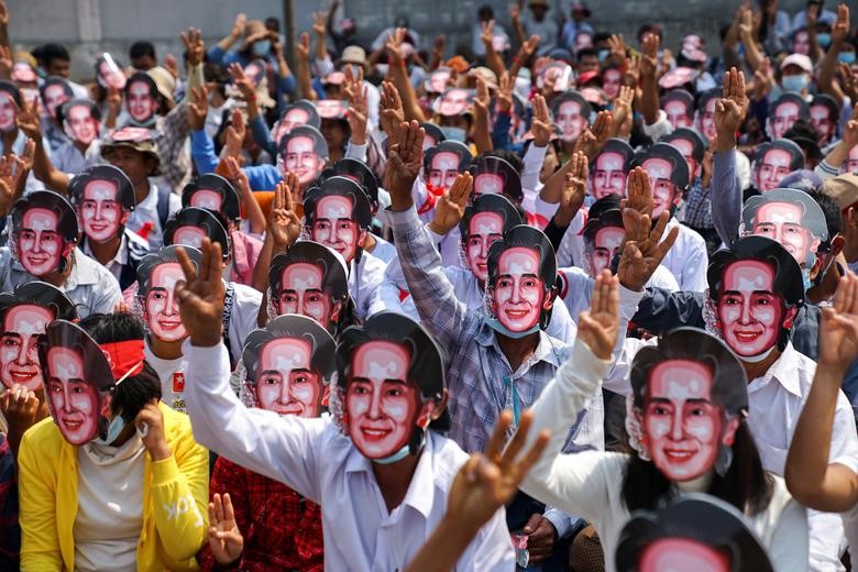 Người biểu tình chống đảo chính đeo mặt nạ bà Suu Kyi ở Yangon. Ảnh: Reuters