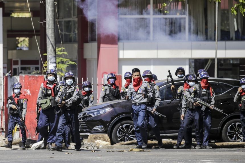 Cảnh sát Myanmar cầm súng xuống đường ngày 1/3. Ảnh: EPA-EFE