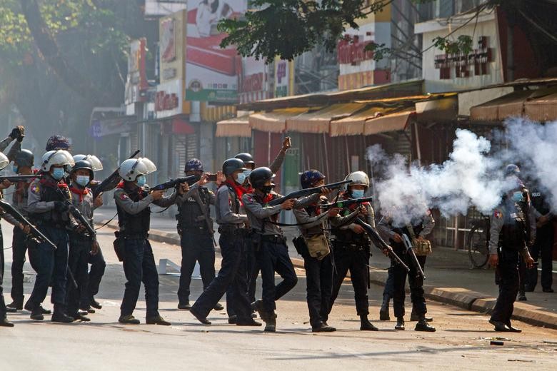 Cảnh sát Yangon khống chế người biểu tình. Ảnh: Reuters