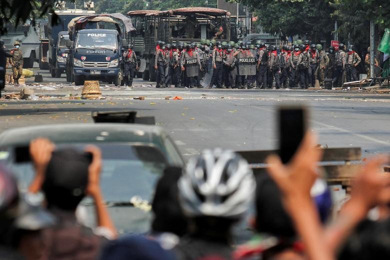 Cảnh sát đối đầu người biểu tình ở Mandalay ngày 3/3. Ảnh: Reuters