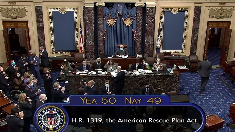Dự luật cứu trợ của ông Biden được thông qua tại Thượng viện với số phiếu thuận mong manh. Ảnh: RT