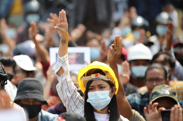 Một phụ nữ trẻ tham gia cuộc biểu tình ở Naypyitaw. Ảnh: Reuters