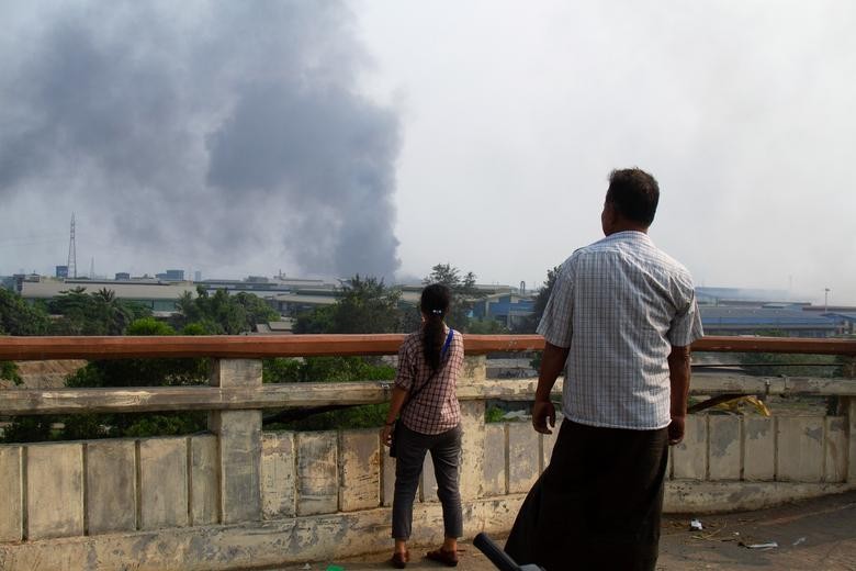 Một nhà máy gần Yangon bị cháy. Ảnh: Reuters