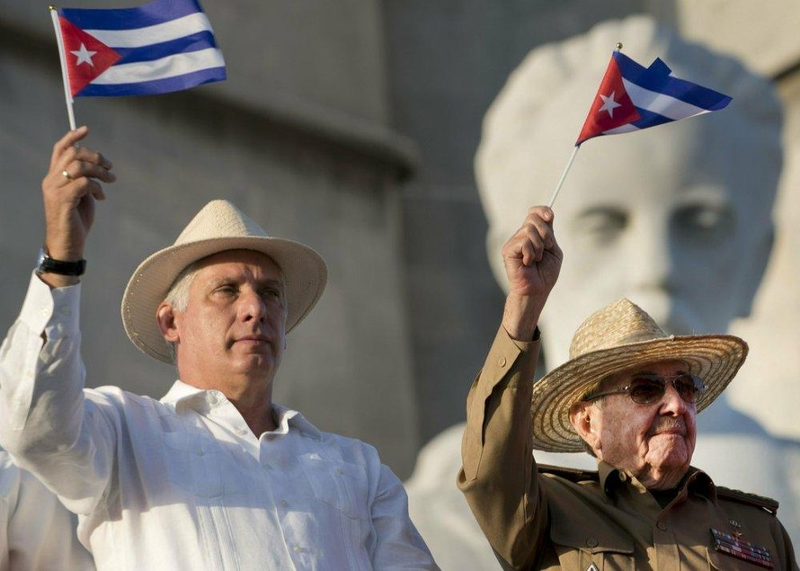Ông Miguel Diaz-Canel (trái) và ông Raul Castro (phải) trong sự kiện kỉ niệm ngày Quốc tế Lao động năm 2019. Ảnh: AP