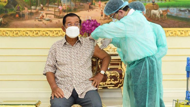 Thủ tướng Campuchia Hun Sen tiêm vắc xin sáng nay, 20/4.