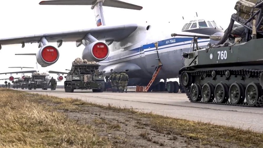 Xe chiến đấu Nga chuẩn bị cho cuộc tập trận ở Crimea. Ảnh: Bộ Quốc phòng Nga