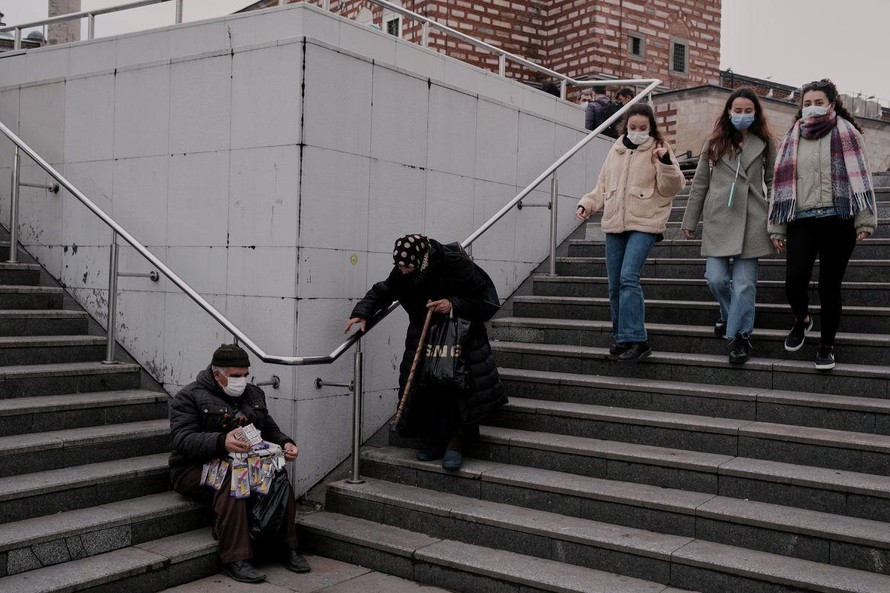 Người dân thủ đô Istanbul đeo khẩu trang kín mít. Ảnh: Reuters