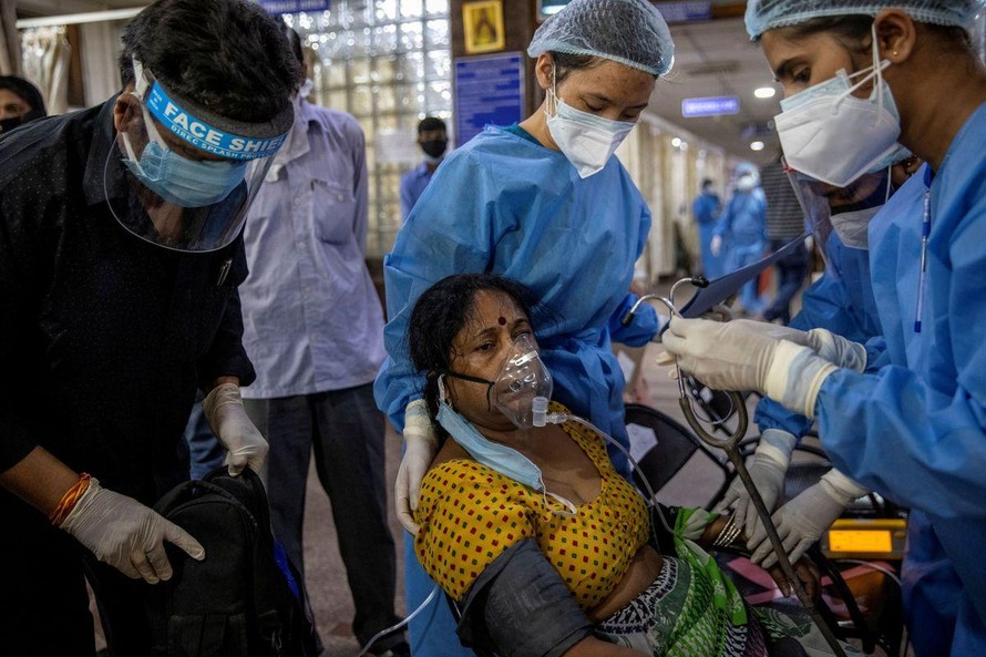 Một bệnh nhân thở oxy tại một bệnh viện ở New Delhi. Ảnh: Reuters
