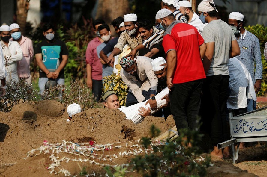 Một bệnh nhân COVID-19 được chôn cất ở Mumbai. Ảnh: Reuters