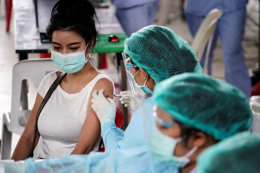 Một phụ nữ tiêm vắc xin ở Bangkok. Ảnh: Reuters