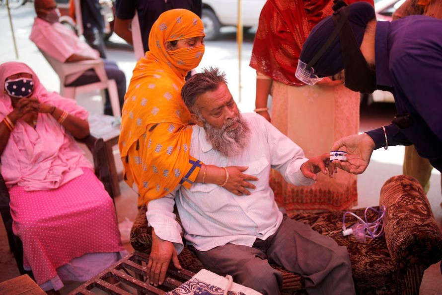 Bệnh nhân COVID-19 tập trung tại đền Sikh ở Ghaziabad. Ảnh: Reuters
