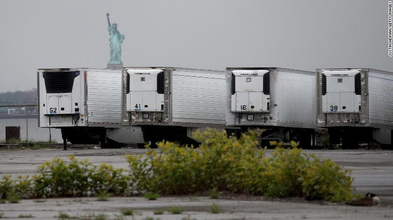 Các xe tải đông lạnh chở thi thể tập kết trên bến cảng Brooklyn (New York, Mỹ). 