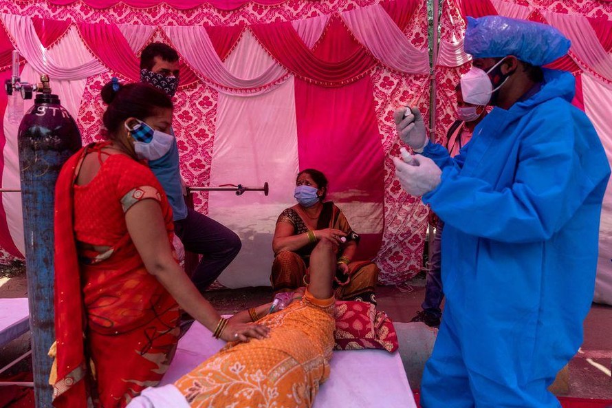 Nữ bệnh nhân thở oxy tại đền Sikh. Ảnh: Reuters