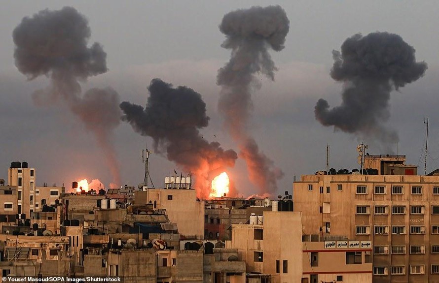 Khói lửa ở Dải Gaza trong cuộc không kích của Israel. Ảnh: Shutterstock