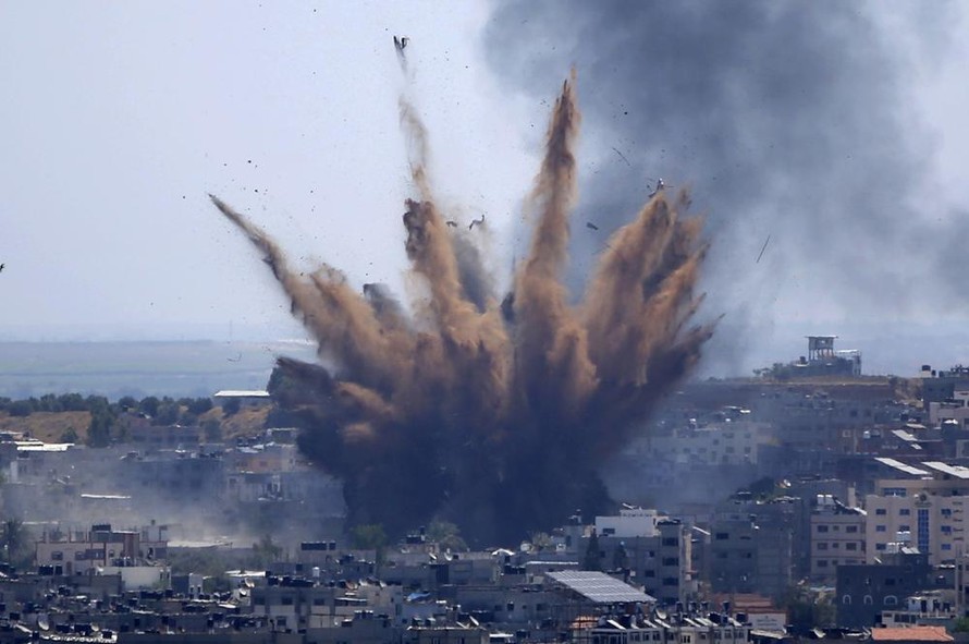 Một mục tiêu tại Dải Gaza bị không kích ngày 13/5. Ảnh: Reuters